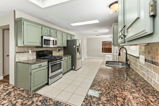Building Photo - 1807 Iris Ln
