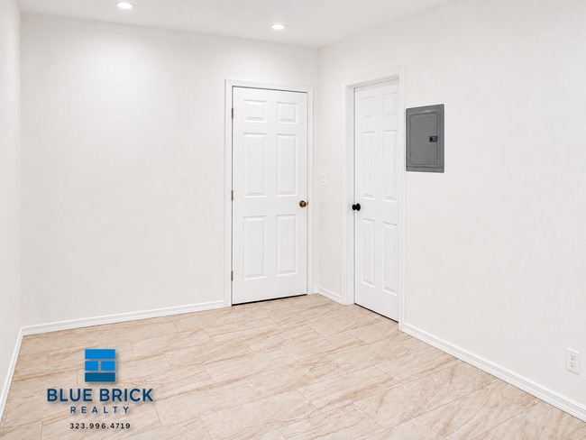 Building Photo - 5942 N Tujunga Ave