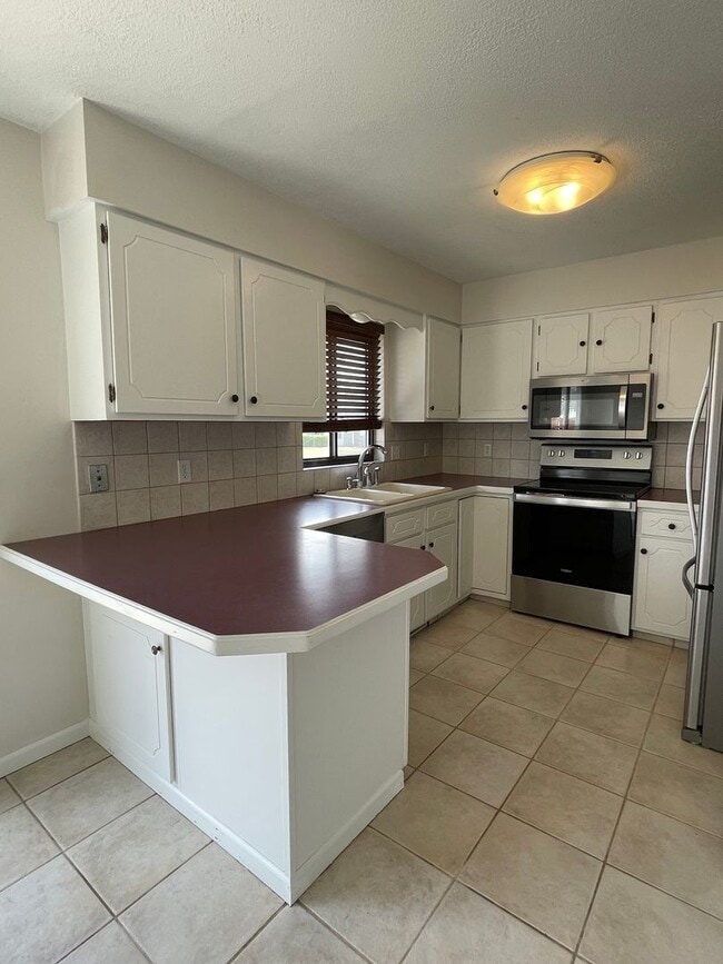 Building Photo - GREAT FAMILY HOME! FULLY FENCED YARD!