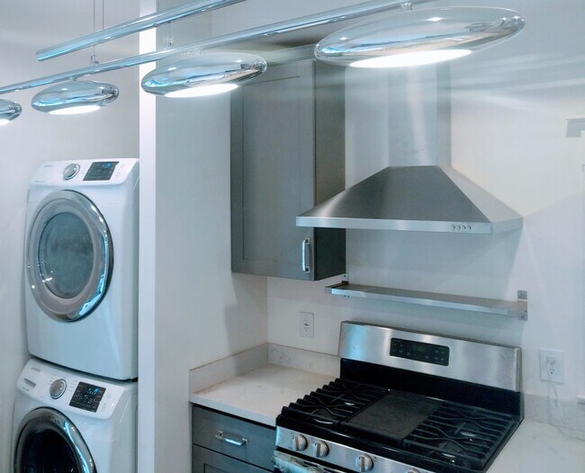 Building Photo - 678 Aileen St