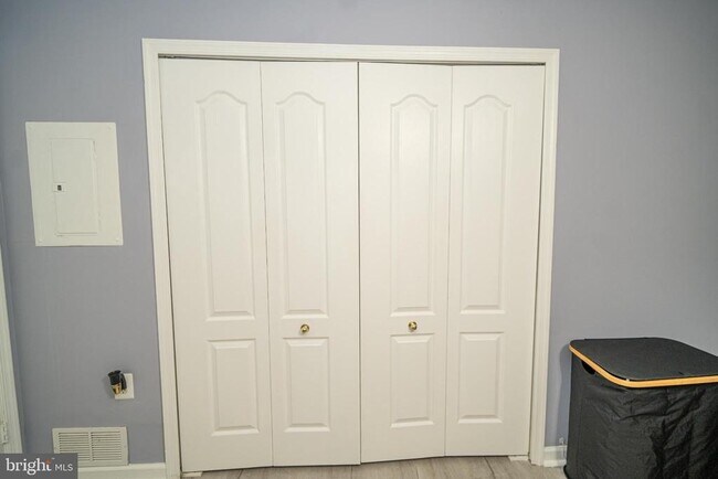 Building Photo - 8911 Town Center Cir