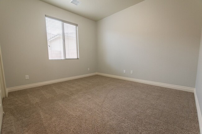 Building Photo - Gorgeous 4 Bedroom 2 Bathroom Home! Centra...