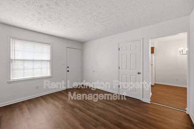 Building Photo - 3215 Aqueduct Dr