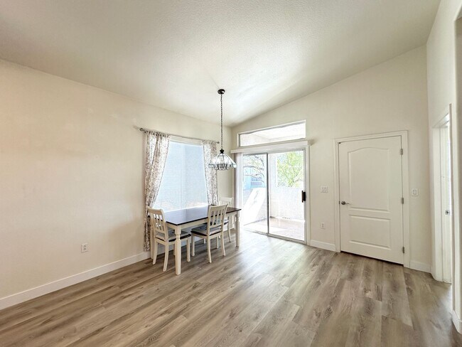Building Photo - 2305 W Horizon Ridge Pkwy