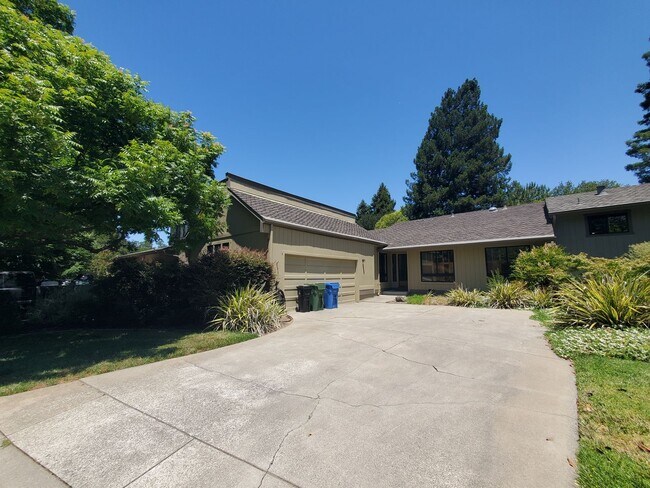 Building Photo - 4 Bedroom 2 Bathroom in Northgate, Walnut Creek!!