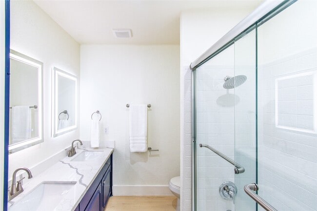 Building Photo - 5805 Valley Forge Dr