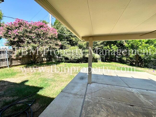 Building Photo - Charming 3 Bedroom, 2.5 Bathroom Home in A...