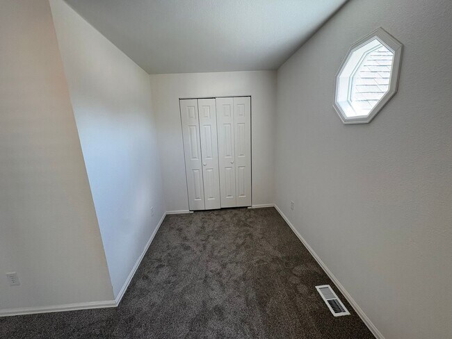 Building Photo - Fully Renovated 3 Bed 2.5 Bath Townhome w/ 1 Car Garage & Yard!