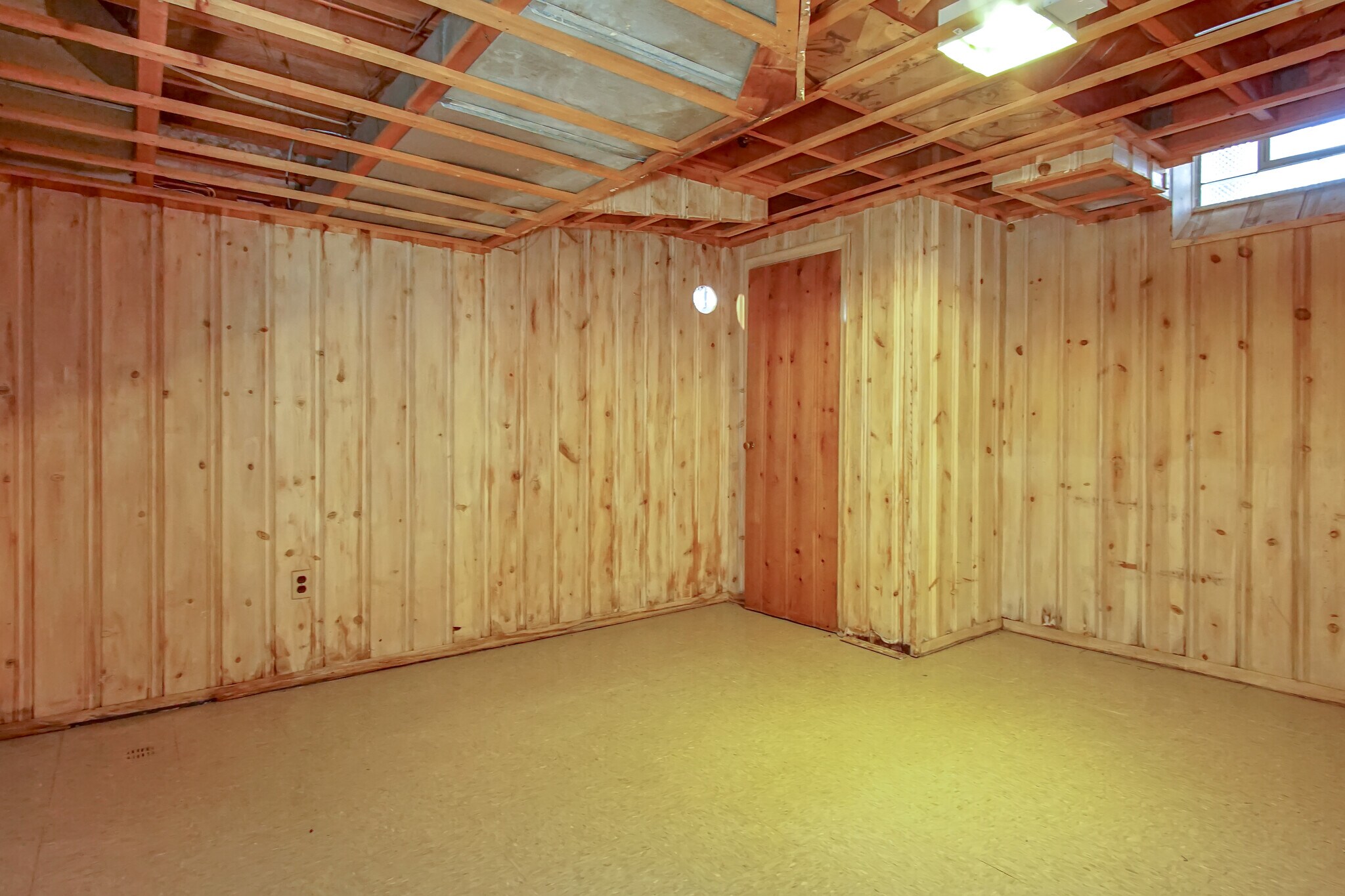 Basement Room - 24330 Manistee St