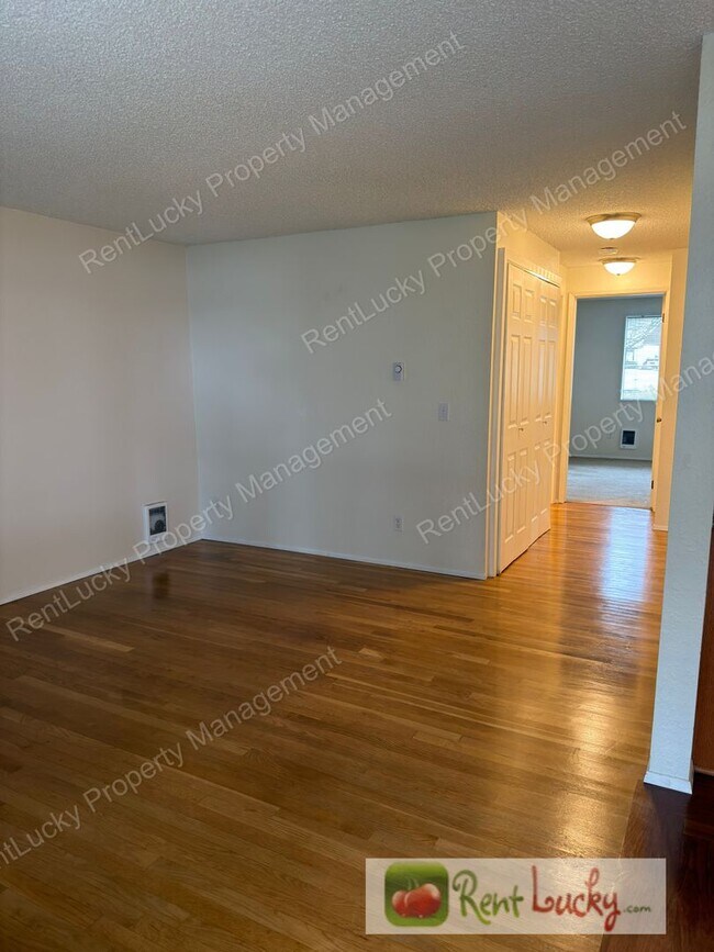 Building Photo - Cozy Kirkland Condo! 1 Bed, 1 Bath w/ Updated Kitchen and Additional Parking!