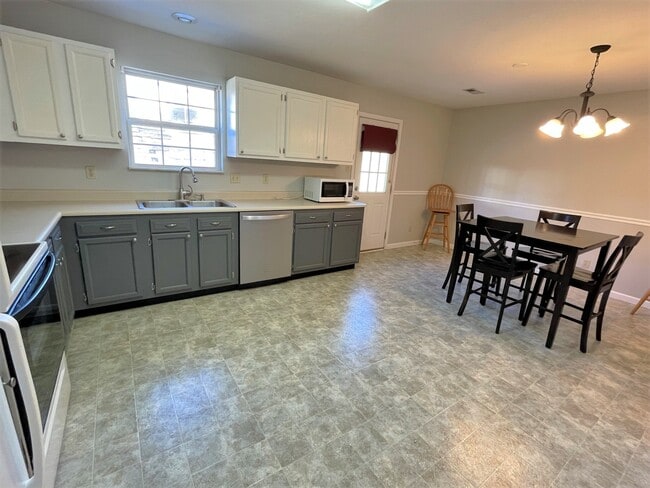 Building Photo - 1039 Willow Creek Cir