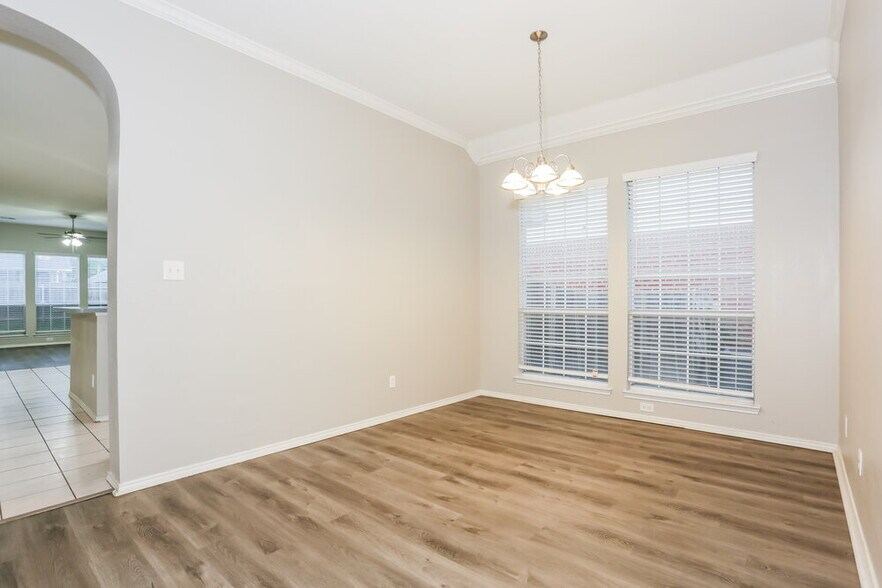 Building Photo - 4617 Seneca Dr