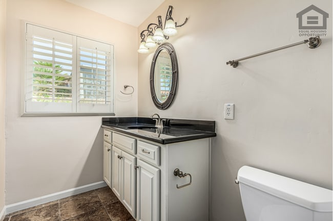 Building Photo - 3Bed/3Bath House at Thomas/7th Ave! Ready for Immediate Move-In! -- NO HOA! FULLY REMODELED!