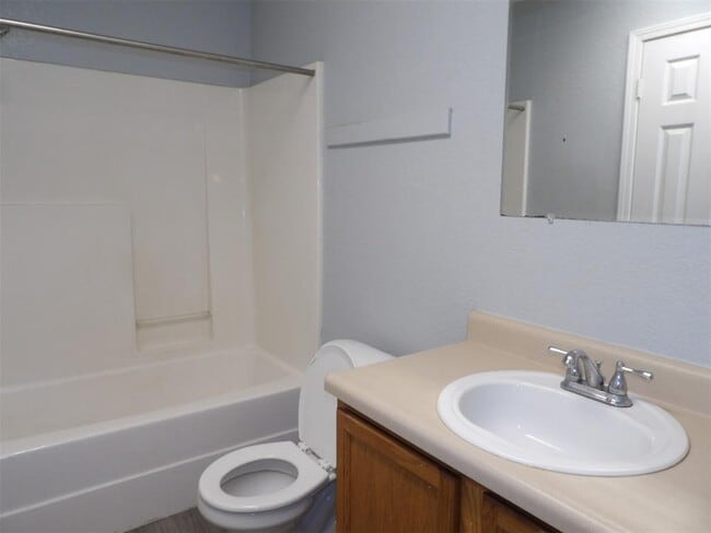 Building Photo - 223 Brad St