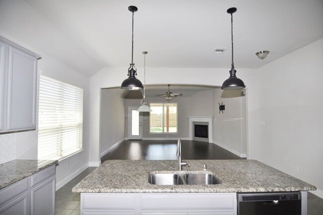 Building Photo - Wonderful 3-2-2 with Study in Northlake, N...