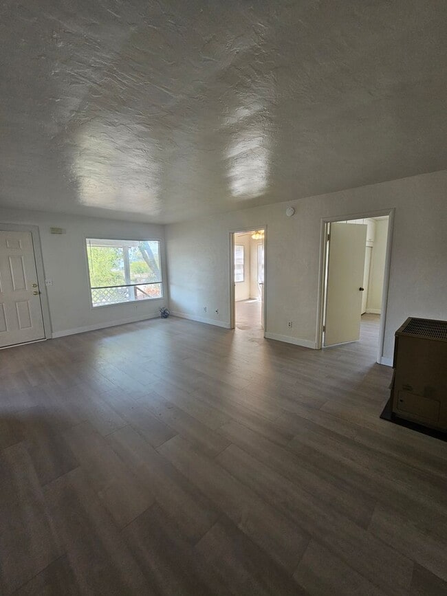 Building Photo - 831 Niantic St