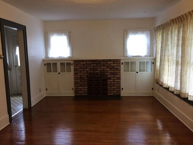 Building Photo - 904 1/2-310-312 E Elizabeth St