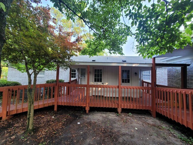 Building Photo - 825 Montclair Dr