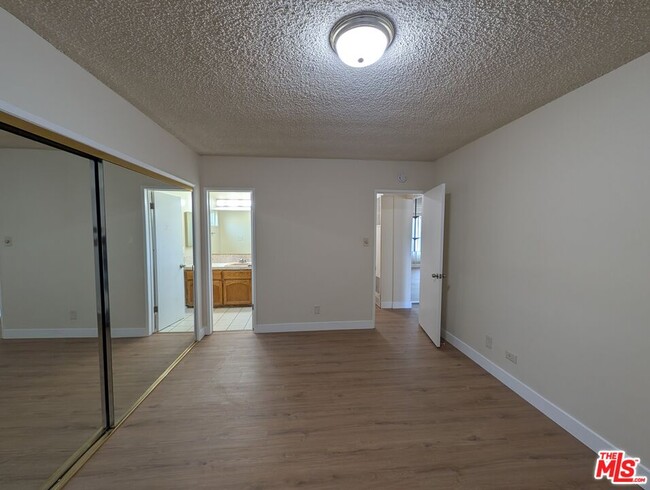 Building Photo - 307 N Curtis Ave