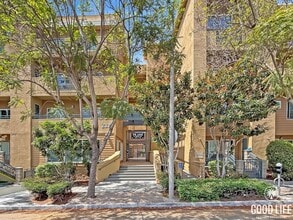 Building Photo - Beautiful 2BD/2.5BA Condo in Bankers Hill W/ W/D, A/C, Patio Area and Community Gym!