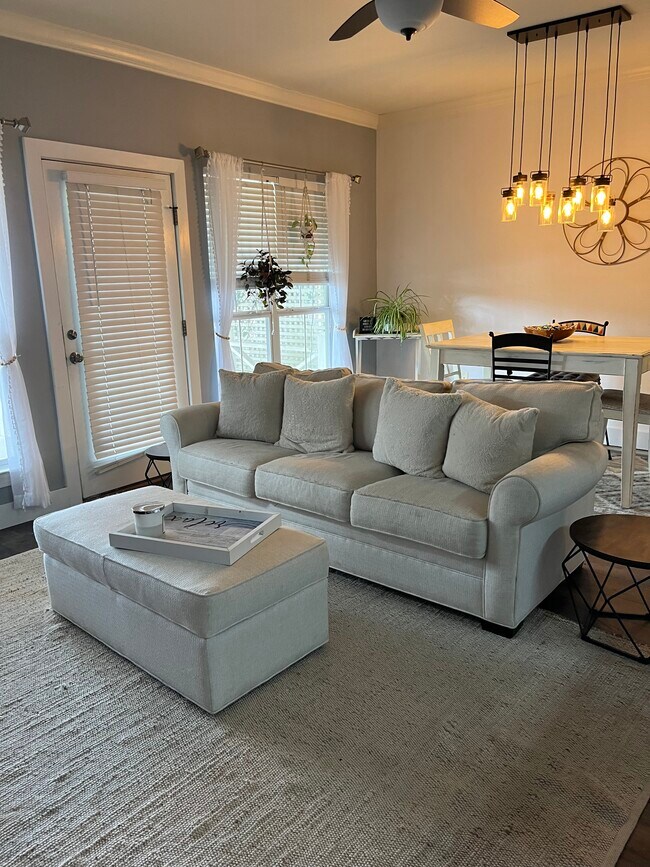 Building Photo - 423 Twin Lakes Ln