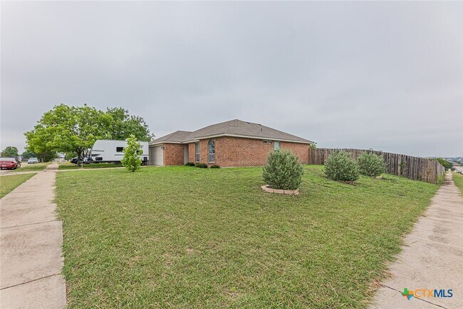 Building Photo - 3301 Southhill Dr