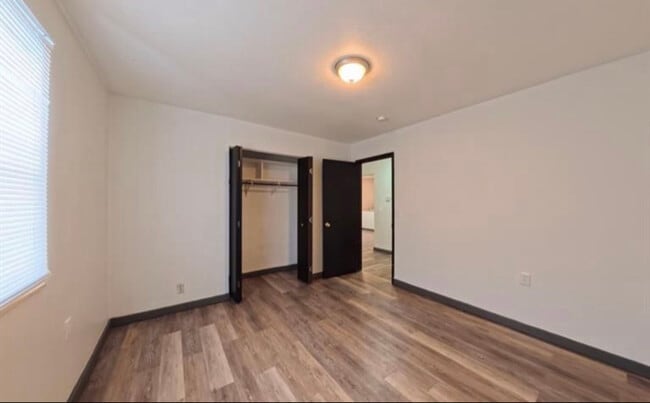 Building Photo - 2605 Eastview Dr