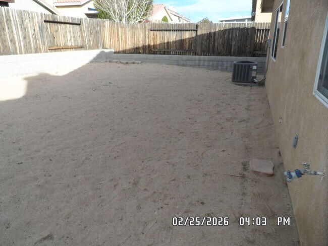 Building Photo - 3 Bedrooms, 2 Bathrooms, Approx 1582 sq. ft., 2 Car Garage, Fenced Back Yard, Rock-scaped Front Y...