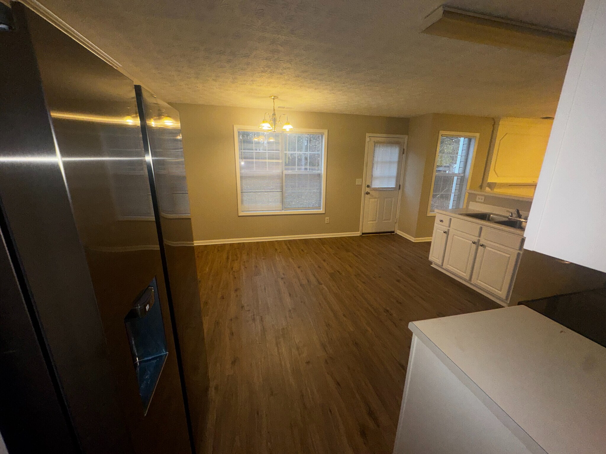 Building Photo - Room in House on Tara Bend