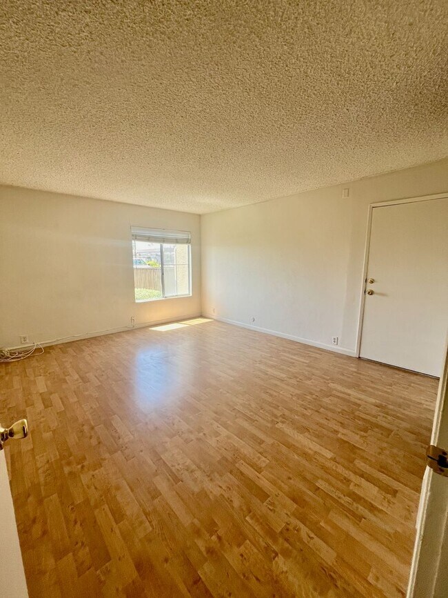 Building Photo - LARGE AND BRIGHT 2BD/2BA CONDO AVAILABLE I...