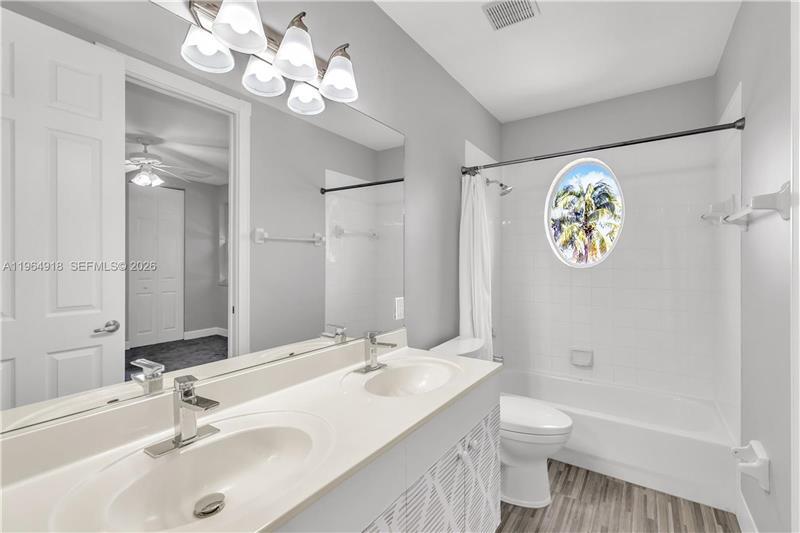 Building Photo - 558 NW 118th Ave