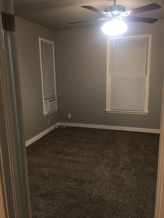 Building Photo - 1123 W Maple Ave