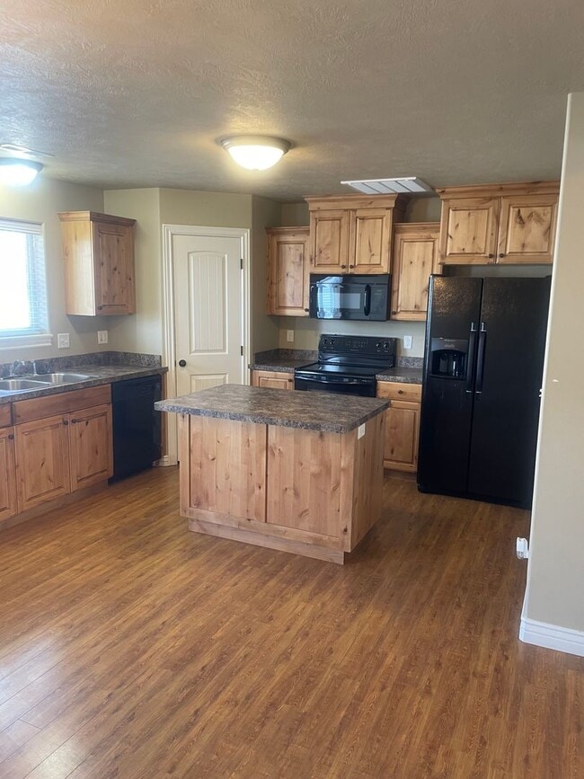 Building Photo - Beautiful 3 Bed, 1.5 Bath Townhome for Rent in The Meadows – Rexburg, ID