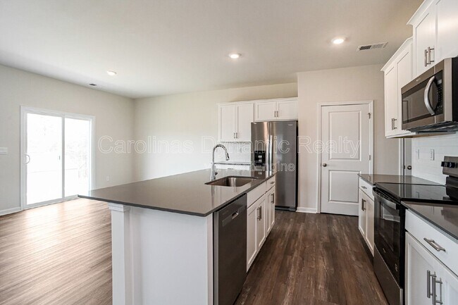 Building Photo - 1365 37th Ave Lane NE