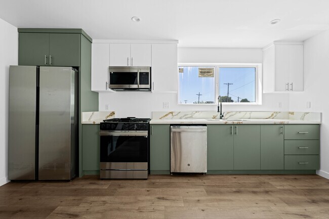 Building Photo - 6832 Hazeltine Ave
