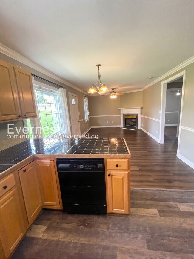 Building Photo - 3 Bed/2 Bath Home with Off-Street Parking / Pet-Friendly / Available Now!