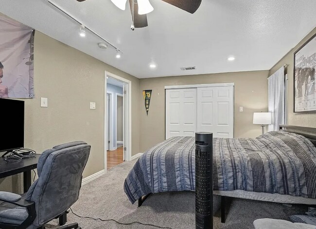 Building Photo - 7 bedroom home 2 min walk from Campus