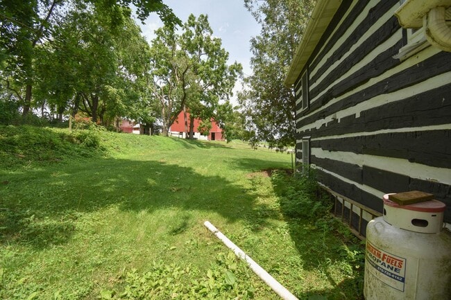 Building Photo - Large Home on Jacksonville Rd with Laundry!