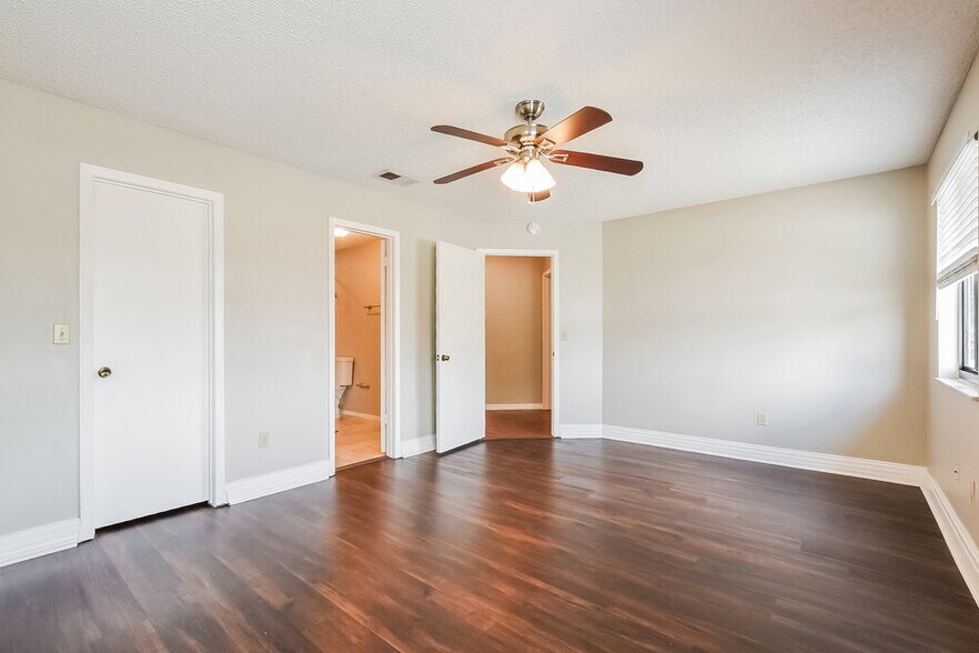 Building Photo - 439 E Springtree Way