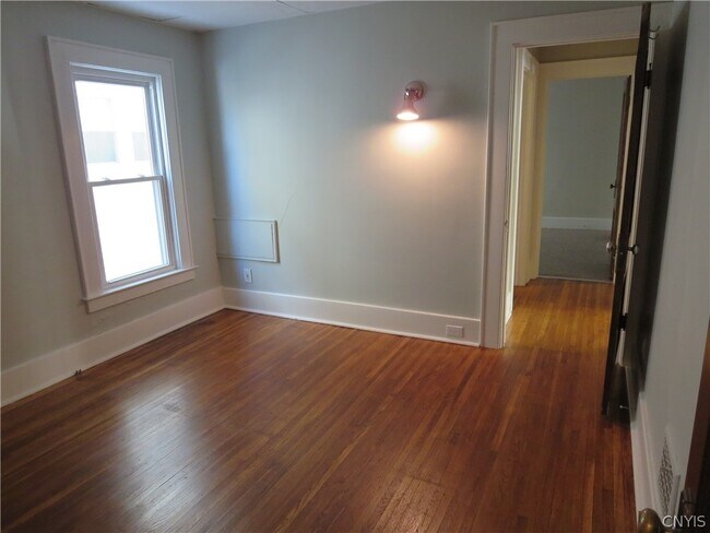 Building Photo - 126 Shotwell Park