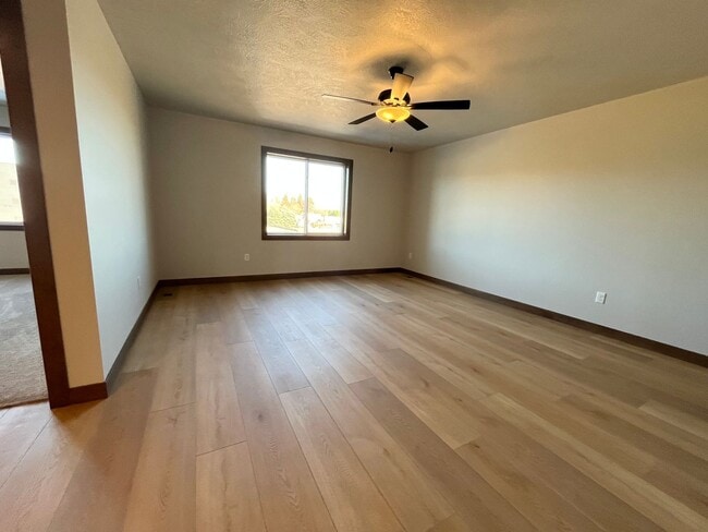 Building Photo - Newly Built 4 Bed/2.5 Bath Townhome in Aspen Ridge!