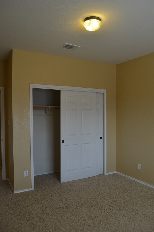 Building Photo - HUGE 5 BEDROOM HOME IN SAVANNAH HEIGHTS!