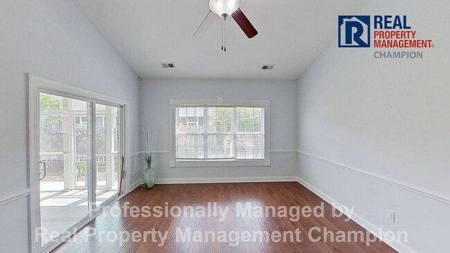 Building Photo - End Unit Townhome on One Level