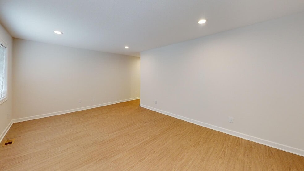 Building Photo - 827 Willow Pl