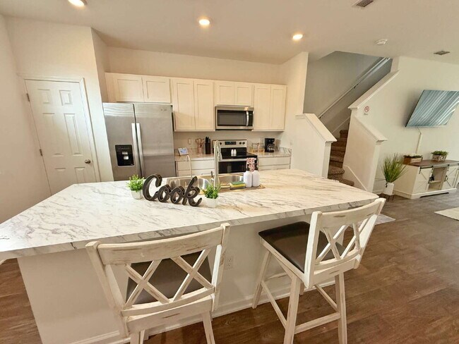Building Photo - Furnished Townhome conveniently located!