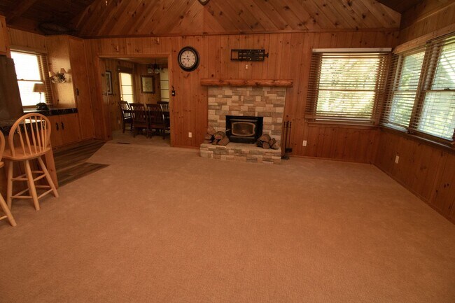 Building Photo - Spacious Three Bedroom