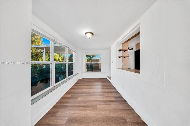 Building Photo - 1624 NE 175th St