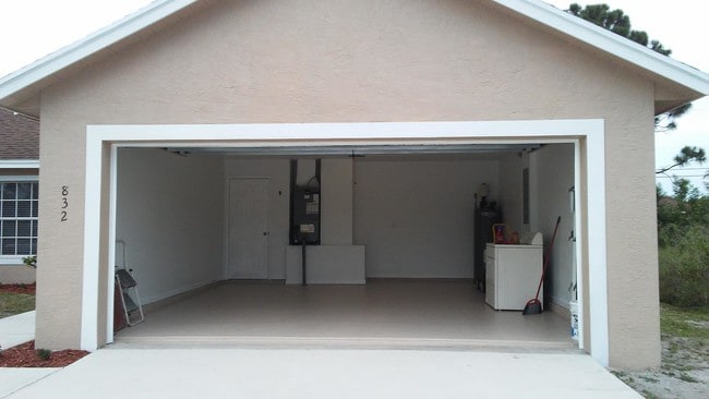 Building Photo - 832 SW Duncan Terrace