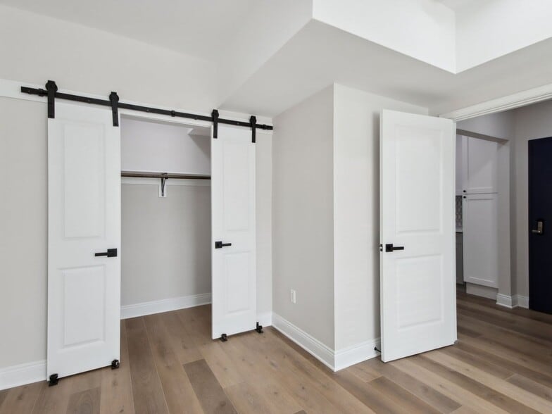 Building Photo - 1904 Calumet St