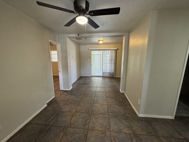 Building Photo - 5 Bedroom Near GCU